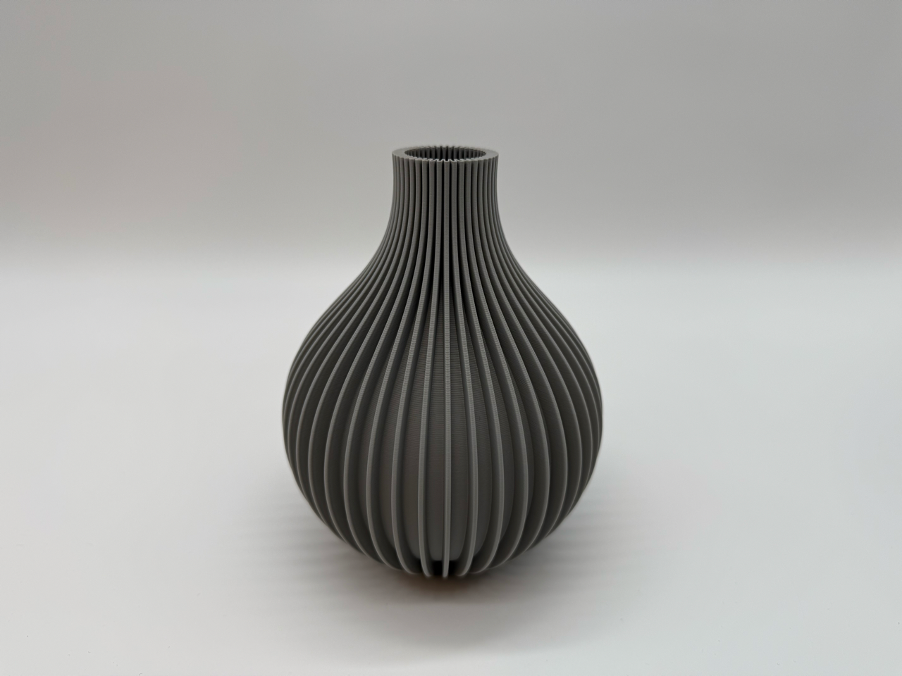 Premium Modern Ribbed Vase in Dark Gray - Scandinavian Design Flower Pot or Decorative Object
