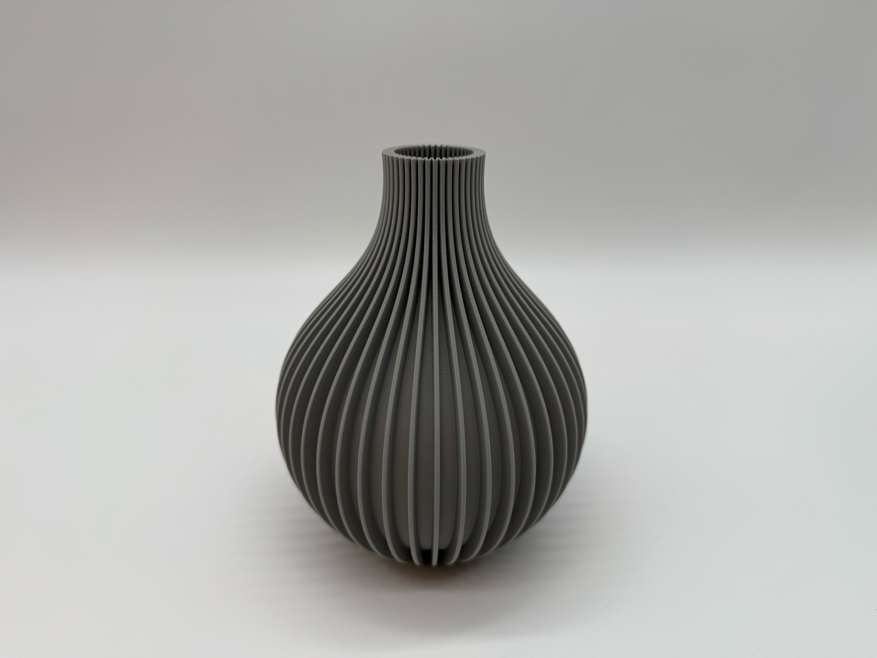 Premium Modern Ribbed Vase in Dark Gray - Scandinavian Design Flower Pot or Decorative Object - Image 2