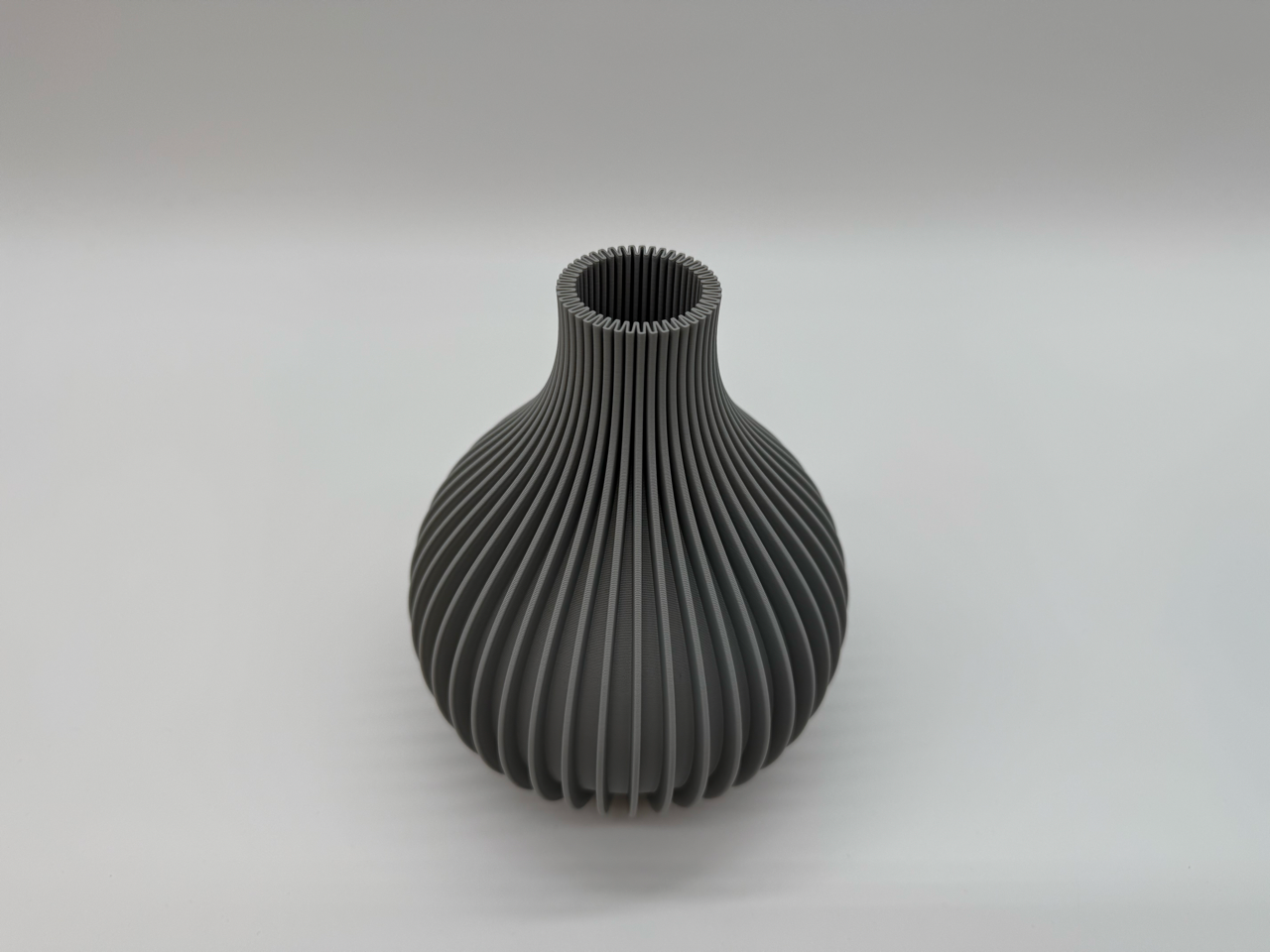 Premium Modern Ribbed Vase in Dark Gray - Scandinavian Design Flower Pot or Decorative Object - Image 3
