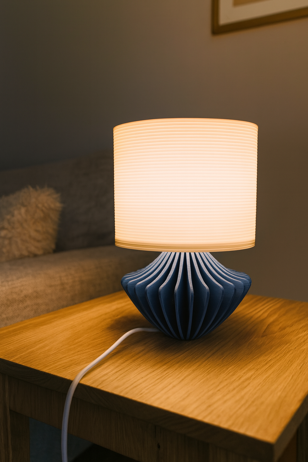 Premium Modern Table Lamp 'Geo' with Blue Geometric Base and White Ribbed Shade - Atmospheric Lighting